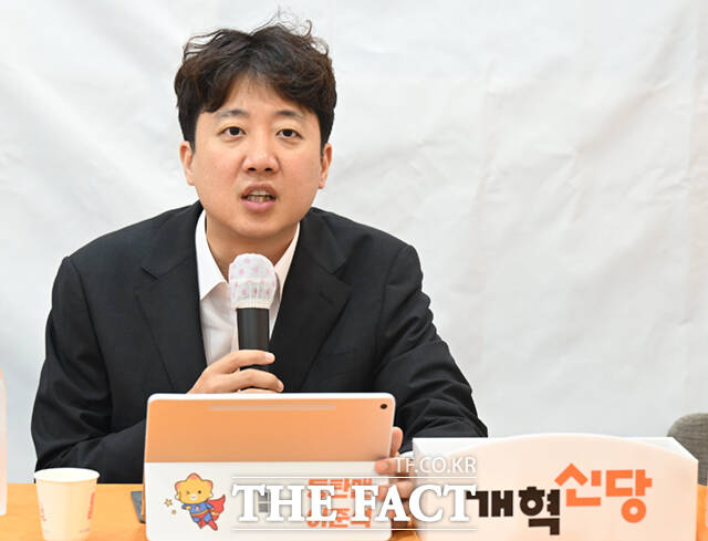 이준석 개혁신당 대표가 28일 경기 남양주시 박윤옥 시의원 후보 선거사무소에서 열린 경기동부권 현장 중앙선거대책위원회의에 참석해 모두 발언하고 있다. /남양주=이새롬 기자