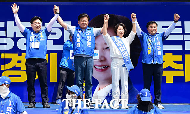 추미애 더불어민주당 경기도지사 후보(왼쪽)가 28일 오후 경기 광주시 참조은병원 앞 집중유세에 참석해 유권자들의 지지를 호소하고 있다. /광주=임영무 기자