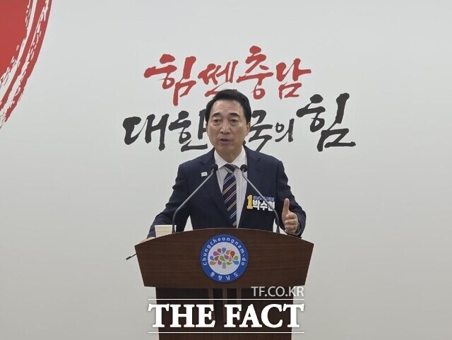 박수현 더불어민주당 충남도지사 후보가 28일 충남도청 프레스센터에서 기자회견을 열고 충남·대전 행정통합과 AI 수도 충남 구상을 설명하고 있다. /박수현 후보 캠프