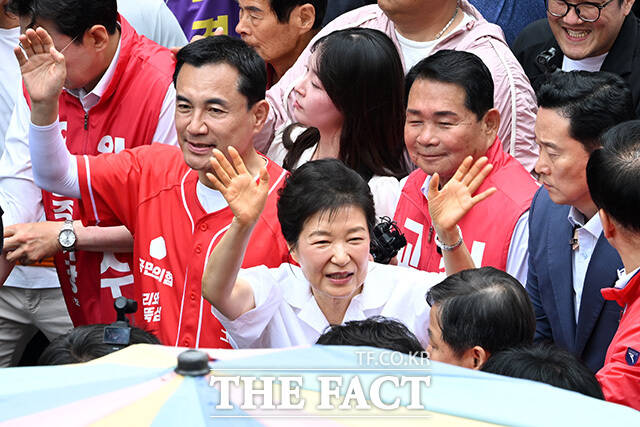 박근혜 전 대통령이 28일 오후 강원 원주중앙시장을 찾아 김진태 국민의힘 강원도지사 후보와 함께 시민들에게 인사를 하고 있다. /원주=남용희 기자