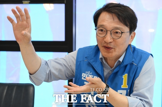 김의겸 더불어민주당 군산·김제·부안갑 국회의원 재보궐선거 후보는 집권 여당 정치인으로서 군산 시민들이 체감할 수 있는 성과를 만들겠다고 강조했다. /김성렬 기자