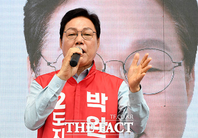 박완수 국민의힘 경남도지사 후보가 28일 오전 경남 창녕군 창녕전통시장에서 지지를 호소하고 있다. /창녕=박상민 기자