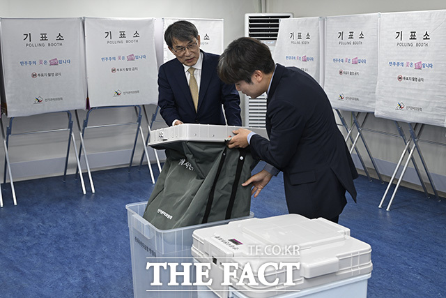 노태악 중앙선거관리위원장이 28일 오후 서울 서대문구 서부교육지원청에 마련된 신촌동 사전투표소를 방문해 제9회 전국동시지방선거에서 사용될 신형 관내사전투표함을 점검하고 있다. /송호영 기자