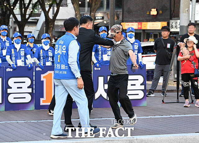 28일 오후 경북 구미시 광평천공영주차장에서 열린 정청래 더불어민주당 총괄상임선대위원장의 오중기 경북도지사 후보, 장세용 구미시장 후보 지원유세 도중 한 시민이 욕설을 섞어 항의하자 경호 인력이 이를 제지하고 있다. /구미=박헌우 기자