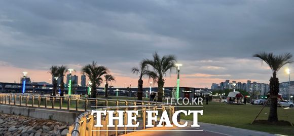 광양시 중마동 삼화섬 수변공원 저녁 풍경 모습 /김영신 기자