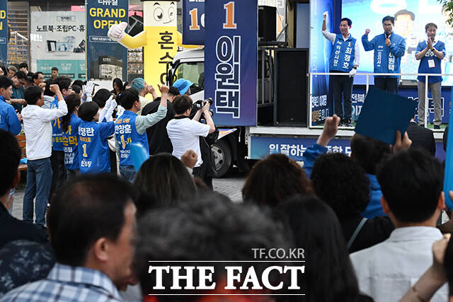 이원택 더불어민주당 전북특별자치도지사 후보가 28일 오후 전북 익산시 어양동 하나로사거리에서 시민들을 향해 지지를 호소하고 있다. /익산=김성렬 기자