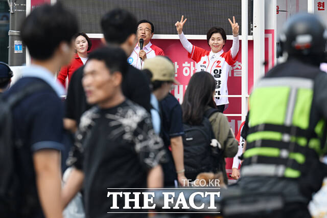 양향자 국민의힘 경기도지사 후보가 유권자들에게 지지를 호소하는 가운데, 양 후보 너머로 추미애 더불어민주당 경기도지사 후보의 사진이 보이고 있다. /하남=이새롬 기자