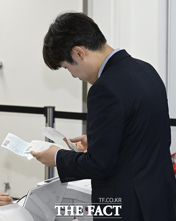 선관위 관계자가 투표 도장을 확인하고 있다.