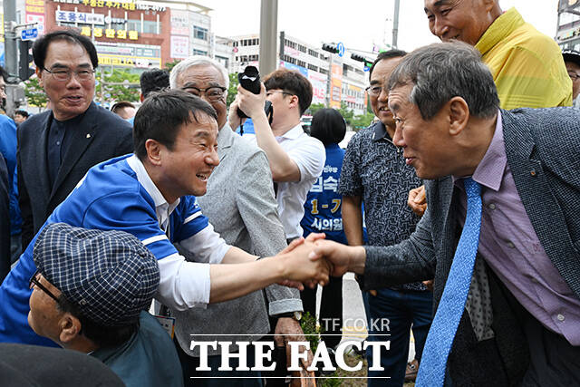 한병도 더불어민주당 공동상임선대위원장이 28일 오후 전북 익산시 어양동 하나로사거리에서 시민들을 향해 지지를 호소하고 있다. /익산=김성렬 기자
