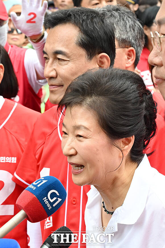 '10년 만의 재회' 원주 찾아 김진태 후보 지원 나선 박근혜 전 대통령(오른쪽).