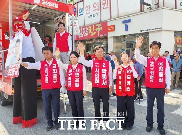 최충규 국민의힘 대전시 대덕구청장 후보가 28일 5일장이 열린 신탄진 전통시장에서 국민의힘 시구의원 후보들과 함께 마지막 한 표를 호소하고 있다. /선치영 기자
