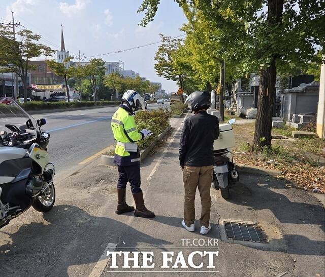 28일 경찰청에 따르면 지난해 6~8월 두 바퀴 차 교통사고 사망자는 161명으로 집계됐다. 봄철(3~5월) 122명, 가을철(9~11월) 125명, 겨울철(12월~2월) 88명보다 평균 44.2% 많은 것이다. /전북경찰청