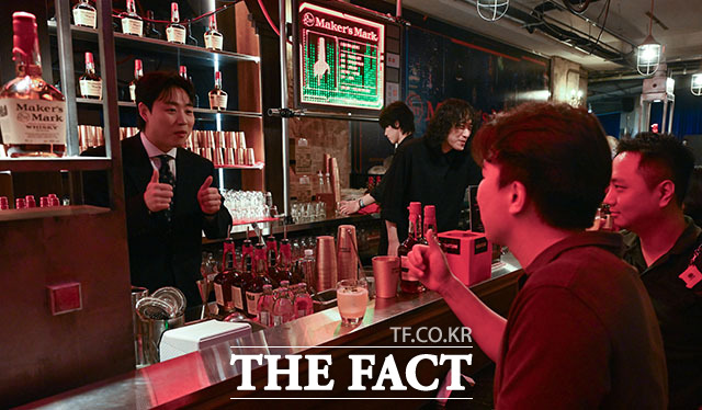 핸드메이드 프리미엄 버번 위스키 ‘메이커스 마크(Maker’s Mark)’가 개최하는 '독주 페스티벌'이 28일 오후 서울 종로구 낙원악기상가에서 열린 가운데 바텐더가 칵테일을 제조하고 있다. /서예원 기자