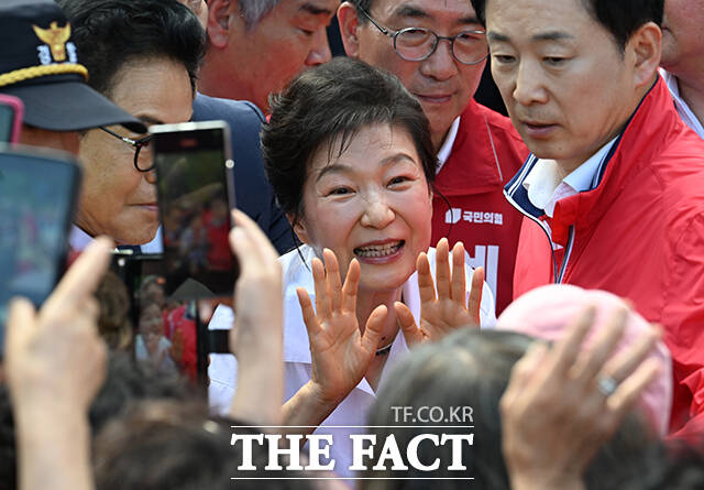 박근혜 전 대통령(가운데)이 28일 오후 경북 문경 청운각을 찾아 인사말을 하고 있다. /문경=박헌우 기자