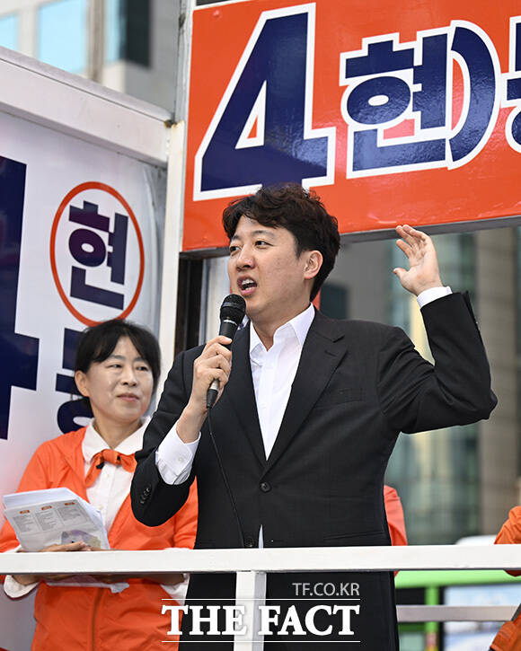 이주영 개혁신당 의원(가운데)이 박 후보에 대한 지지를 호소하고 있다.
