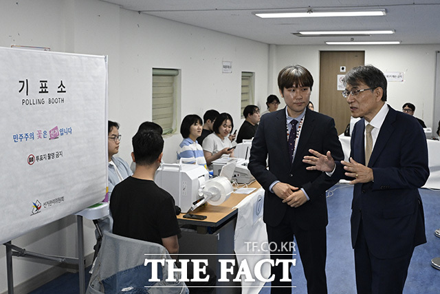 노태악 위원장이 투표 준비 상황을 점검한 후 소감을 밝히고 있다.