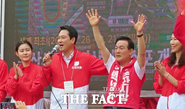 장동혁 국민의힘 당대표가 28일 논산시 제일치과 사거리에서 열린 백성현 논산시장 지원유세를 통해 백 시장을 찍어달라고 지지자들에게 호소하고 있다. /김형중 기자