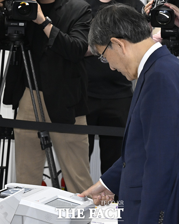 노태악 위원장이 투표 준비 상황을 점검한 후 소감을 밝히고 있다.