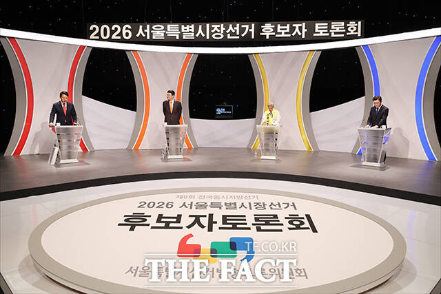 오세훈 국민의힘 서울시장 후보, 김정철 개혁신당 서울시장 후보, 권영국 정의당 서울시장 후보, 정원오 더불어민주당 서울시장 후보가 28일 오후 서울 마포구 SBS프리즘타워에서 열린 2026 서울특별시장선거 후보자 토론회에서 토론 준비를 하고 있다. /배정한 기자
