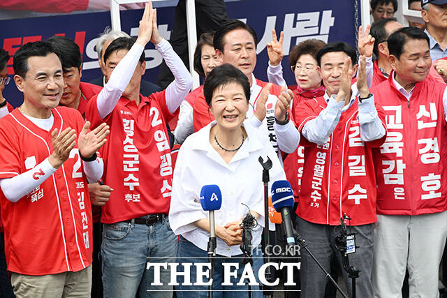 '김진태 지원 유세' 횡성 찾은박근혜 전 대통령.