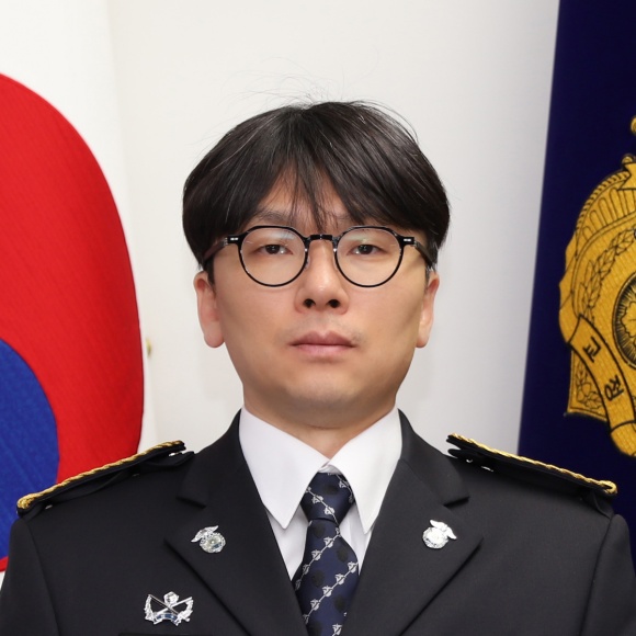 인천구치소 소속 교도관이 체육관에서 심정지로 쓰러진 시민에게 심폐소생술(CPR)을 실시해 생명을 구한 사실이 뒤늦게 알려졌다. 사진은 인천구치소 소속 서영상 교위./법무부