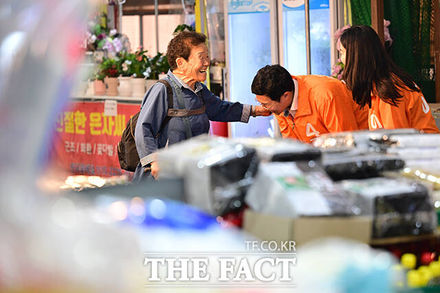 지역구민들과 인사를 마친 김성열 후보와 이주영 위원장이 지역 맛집으로 꼽히는 순대국을 맛보고 있다.