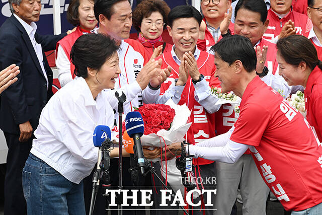 '김진태 지원 유세' 횡성 찾은박근혜 전 대통령.