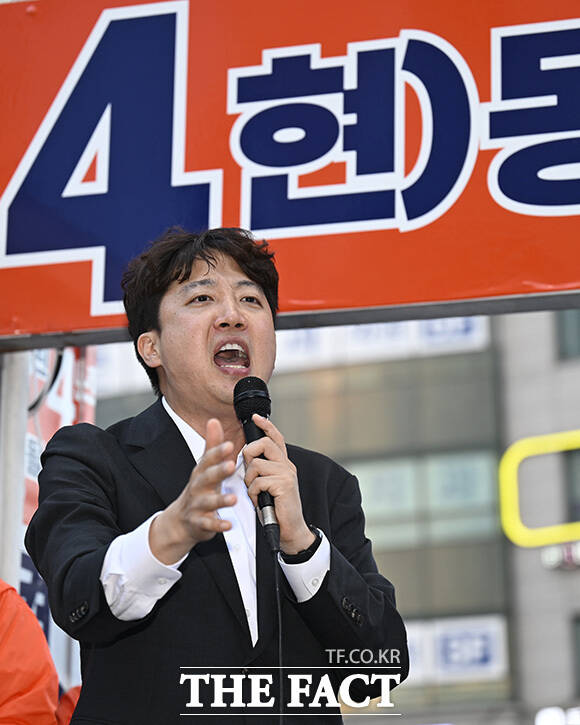 이주영 개혁신당 의원(가운데)이 박 후보에 대한 지지를 호소하고 있다.