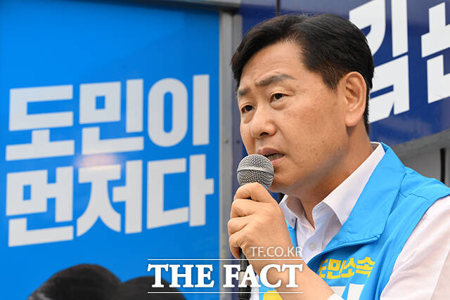 김관영 무소속 전북특별자치도지사 후보가 28일 오후 전북 정읍시 시기동 구 명동의류 사거리에서 시민들을 향해 지지를 호소하고 있다. /정읍=김성렬 기자