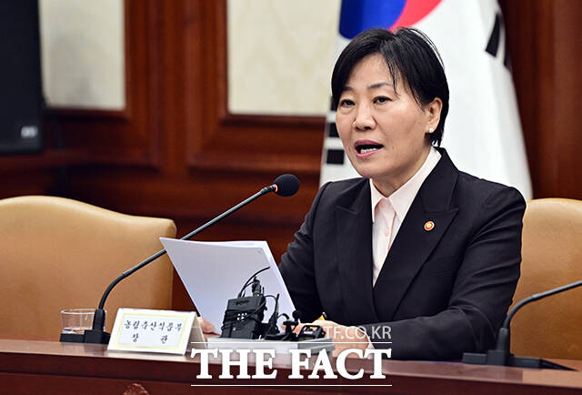 송미령 농림축산식품부 장관이 28일 전북 순창에서 진행된 정부 출범 1주년 출입기자단 현장간담회에서 농업 부문 초과이익 배분 필요성을 거론했다. 사진은 송 장관이 경제관계장관회의에서 발언하는 모습. /더팩트 DB