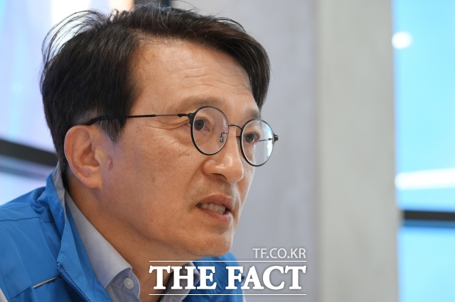 김의겸 더불어민주당 군산·김제·부안갑 국회의원 재보궐선거 후보는 27일 이제는 결과를 보여줘야 할 시간이라며 출마 이유를 설명했다. 사진은 김 후보가 27일 오후 전북도 군산 수송동 선거사무소에서 <더팩트>와 인터뷰 하고 있는 모습. /군산=김성렬 기자