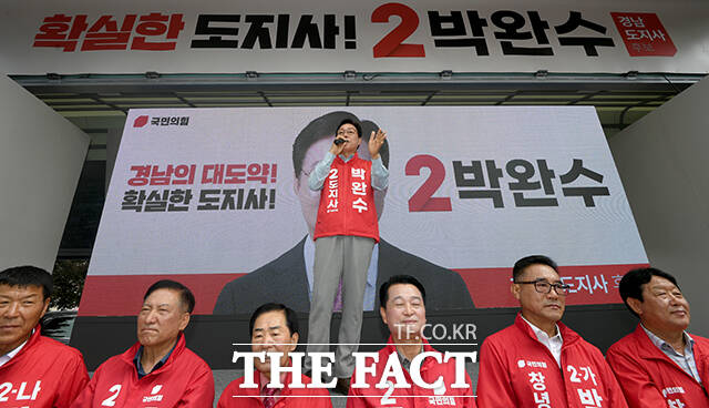 박완수 국민의힘 경남도지사 후보가 28일 오전 경남 창녕군 창녕전통시장에서 지지를 호소하고 있다. /창녕=박상민 기자