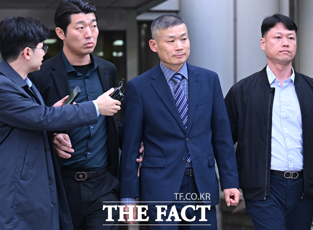 해병 순직사건 수사 외압에 관여한 혐의를 받는 김동혁 전 국방부 검찰단장이 2025년 10월 23일 오후 서울 서초구 서울중앙지방법원에서 열린 구속 전 피의자 심문(영장실질심사)을 마친 뒤 법원을 나서고 있다. /이새롬 기자