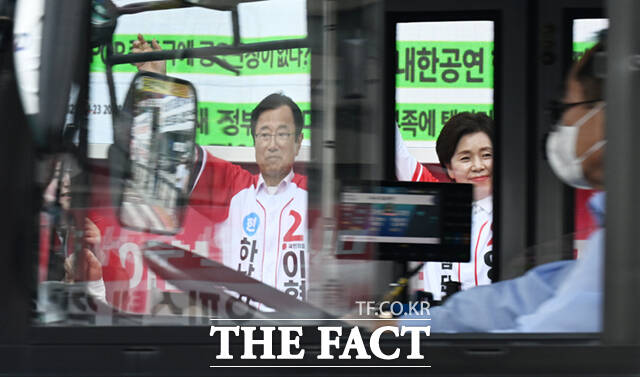 양향자 국민의힘 경기도지사 후보가 유권자들에게 지지를 호소하는 가운데, 양 후보 너머로 추미애 더불어민주당 경기도지사 후보의 사진이 보이고 있다. /하남=이새롬 기자