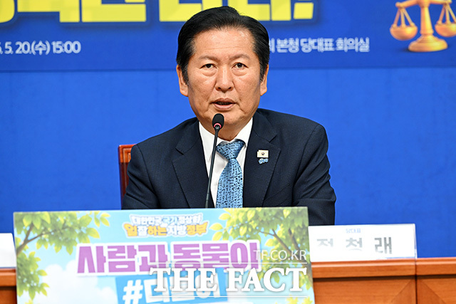 정청래 더불어민주당 총괄상임선거대책위원장이 6·3 지방선거 유세 도중