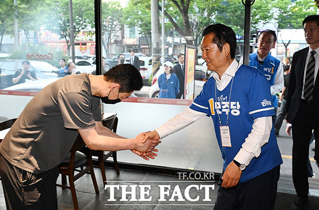 정청래 더불어민주당 총괄상임선대위원장(가운데)이 28일 오후 경북 구미시 광평천공영주차장 인근 상가를 찾아 시민들과 인사를 나누고 있다. /구미=박헌우 기자