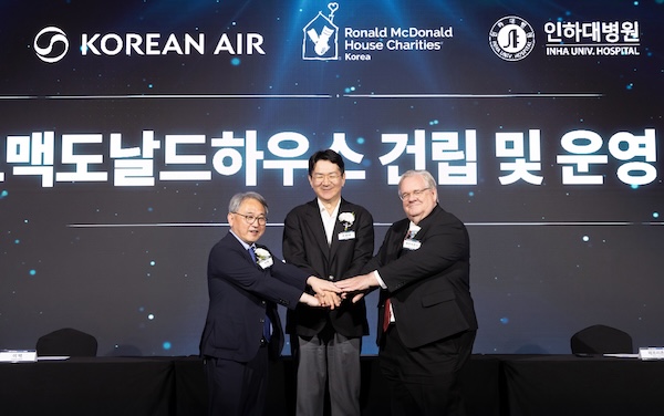 대한항공과 한국로날드맥도날드하우스(RMHC Korea), 인하대병원은 27일 인천 중구 그랜드 하얏트 인천에서 열린 인하대병원 개원 30주년 기념식에서 로날드맥도날드하우스 건립 및 운영을 위한 업무협약(MOU)을 맺었다. 협약식에 참석한 조원태 한진그룹 회장(가운데), 이택 인하대병원 원장(왼쪽), 제프리 존스 RMHC Korea 회장(오른쪽)이 기념사진을 촬영하는 모습. /한진그룹
