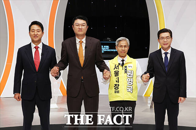 오세훈 국민의힘 서울시장 후보와 김정철 개혁신당 후보, 권영국 정의당 후보, 정원오 더불어민주당 후보(왼쪽부터)가 28일 오후 서울 마포구 SBS프리즘타워에서 열린 제9회 전국동시지방선거 서울시장 후보 초청 토론회에 앞서 기념촬영을 하고 있다. /배정한 기자
