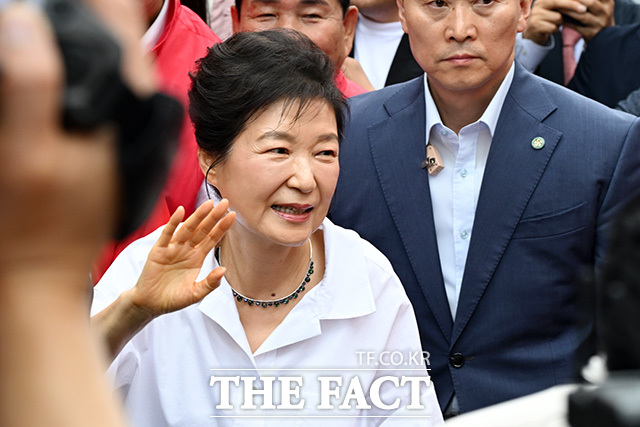 '10년 만의 재회' 원주 찾아 김진태 후보 지원 나선 박근혜 전 대통령(오른쪽).