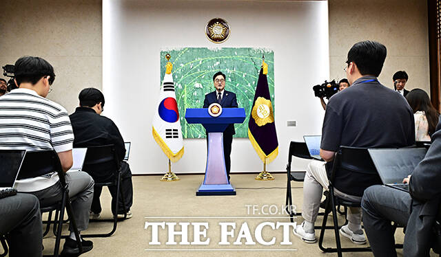 우원식 국회의장이 28일 오전 서울 여의도 국회에서 열린 퇴임기자회견에서 모두발언을 하고 있다. /국회=배정한 기자