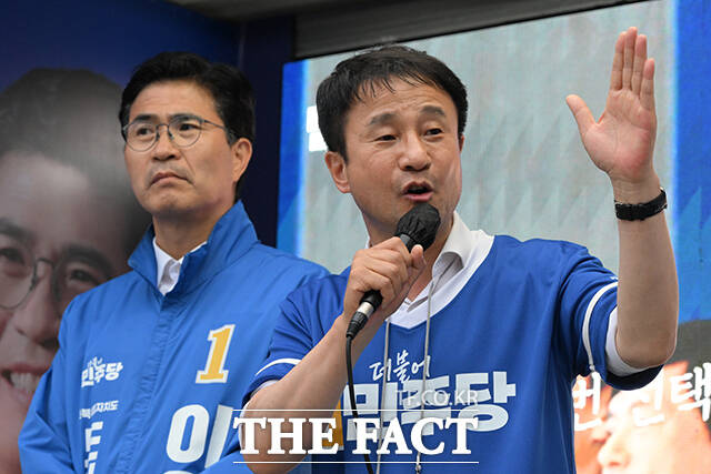 한병도 더불어민주당 공동상임선대위원장이 28일 오후 전북 익산시 어양동 하나로사거리에서 시민들을 향해 지지를 호소하고 있다. /익산=김성렬 기자