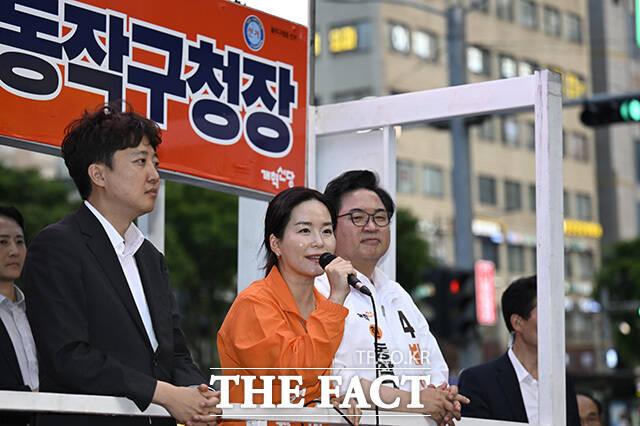 이주영 개혁신당 의원(가운데)이 박 후보에 대한 지지를 호소하고 있다.