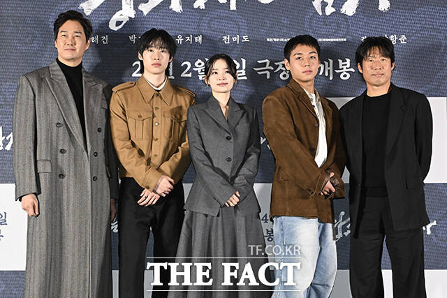 영화 왕과 사는 남자는 누적 관객 1689만 명을 기록하며 역대 흥행 2위에 올랐다. 사진은 배우 유지태 김민 전미도 박지훈 유해진(왼쪽부터)이 왕과 사는 남자 언론시사회 및 기자간담회에 참석해 포즈를 취하고 있는 모습. /송호영 기자