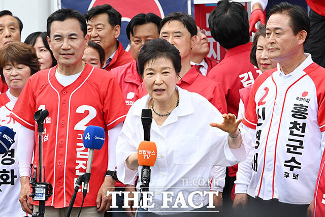 '김진태 지원 유세' 횡성 찾은박근혜 전 대통령.