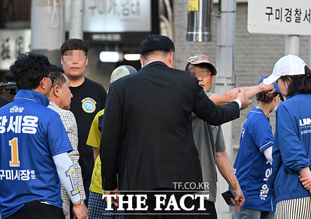 28일 오후 경북 구미시 광평천공영주차장에서 열린 정청래 더불어민주당 총괄상임선대위원장의 오중기 경북도지사 후보, 장세용 구미시장 후보 지원유세 도중 한 시민이 욕설을 섞어 항의하자 경호 인력이 이를 제지하고 있다. /구미=박헌우 기자