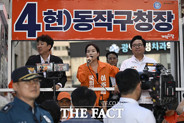 이주영 개혁신당 의원(가운데)이 박 후보에 대한 지지를 호소하고 있다.