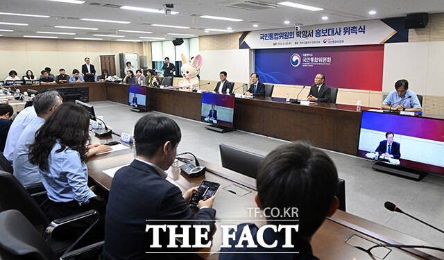 이석연 국민통합위원장(왼쪽)과 박항서 북중미 월드컵 지원단장이 28일 오전 서울 종로구 정부서울청사에서 열린 홍보대사 위촉식에 참석해 태극문양 머플러를 목에 걸고 파이팅을 외치고 있다. /임영무 기자