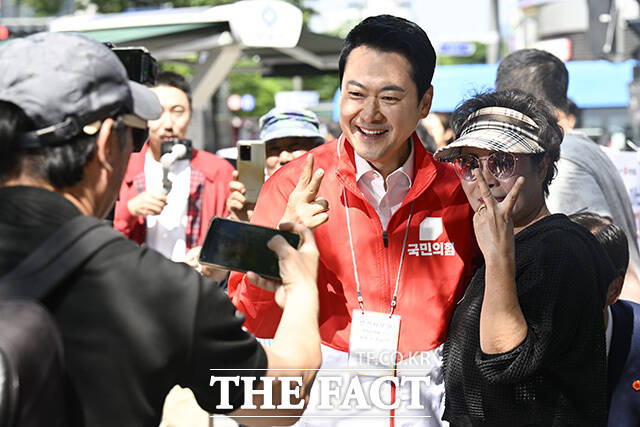 지난 22일 경기 안양시 범계사거리에서 양향자 경기도지사 후보 지원 유세에 나선 장동혁 국민의힘 대표. /송호영 기자