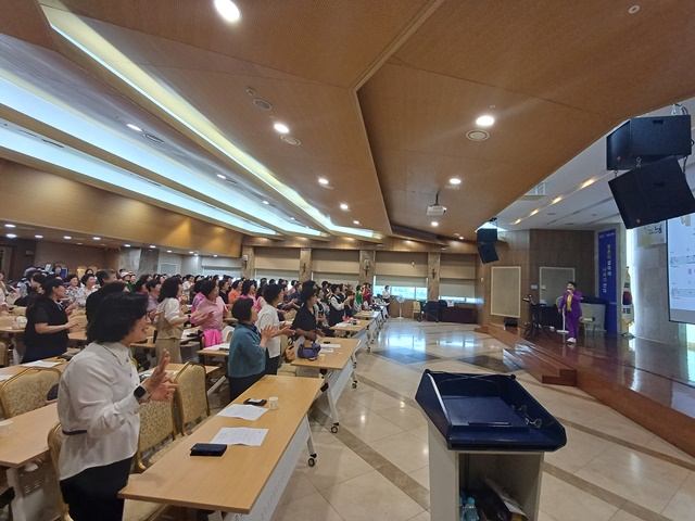 가요계에서는 '대한민국 가요교실 3대 천왕'으로 박미현, 김성기, 임성환을 꼽는다. 이 세 사람은 단순한 노래강사가 아니라, 한 곡의 생명을 살리고 무명의 가수를 스타로 만드는 강력한 현장 파워를 갖고 있다. 사진은 '가요교실의 여왕'으로 불리는 박미현 강사가 회원들과 교감하는 모습이다. /더팩트 db