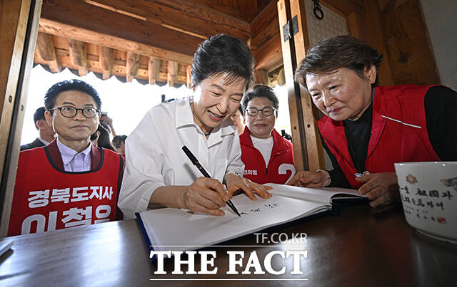 박근혜 전 대통령(가운데)이 28일 오후 경북 문경 청운각을 찾아 인사말을 하고 있다. /문경=박헌우 기자